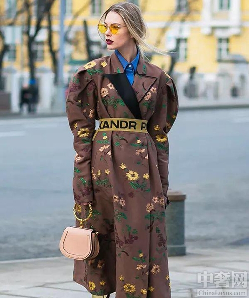 看蒋欣时髦衬衫穿搭 简简单单就很美