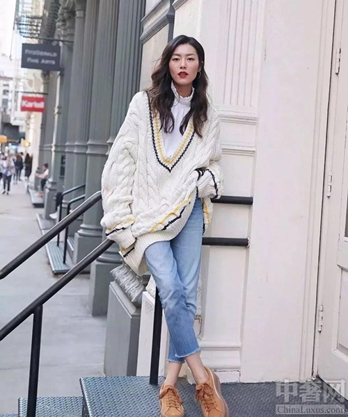看蒋欣时髦衬衫穿搭 简简单单就很美