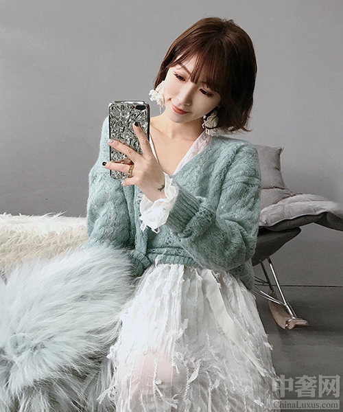 看蒋欣时髦衬衫穿搭 简简单单就很美