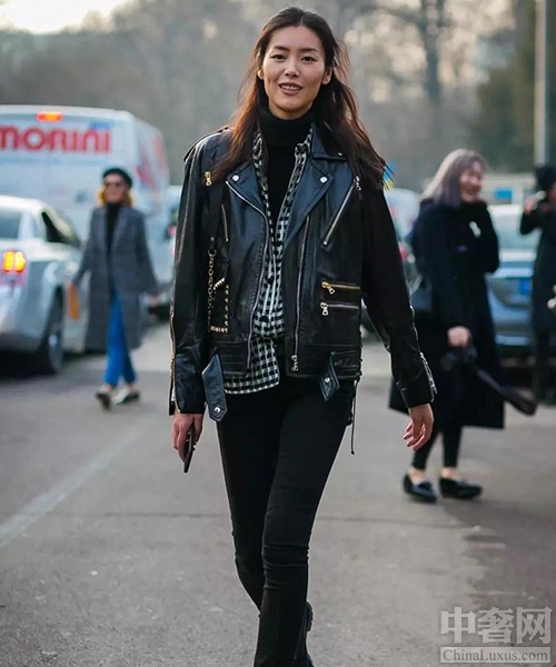 看蒋欣时髦衬衫穿搭 简简单单就很美