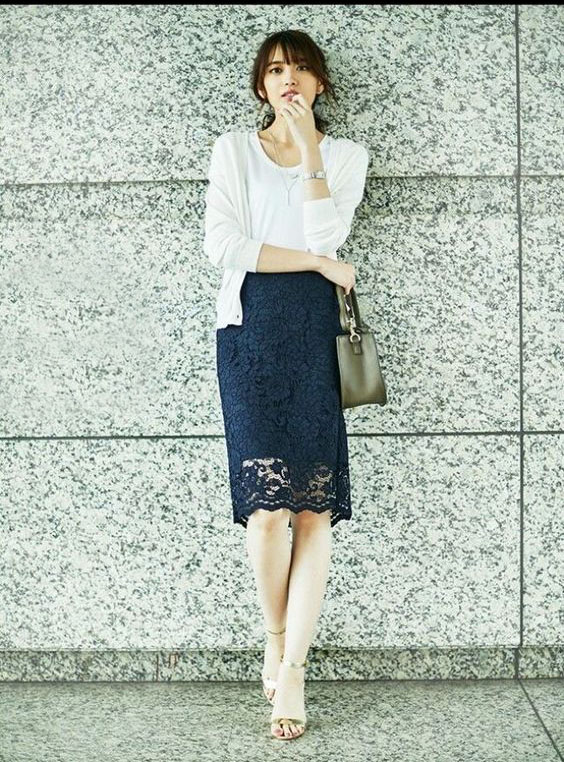 白t恤 牛仔裤过时了,白t恤 半身裙才是今夏最优雅有女人味的搭配
