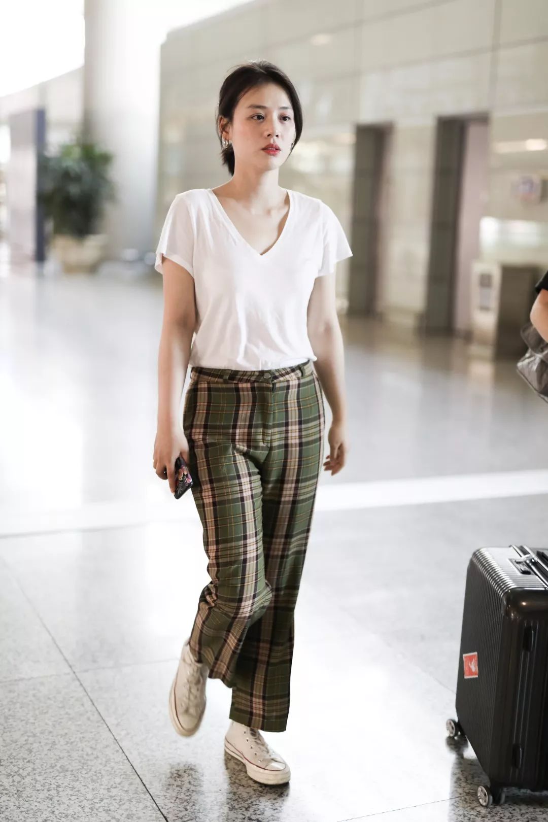 白tee 帆布鞋 宽松格纹裤也是女明星们最爱的机场穿搭!