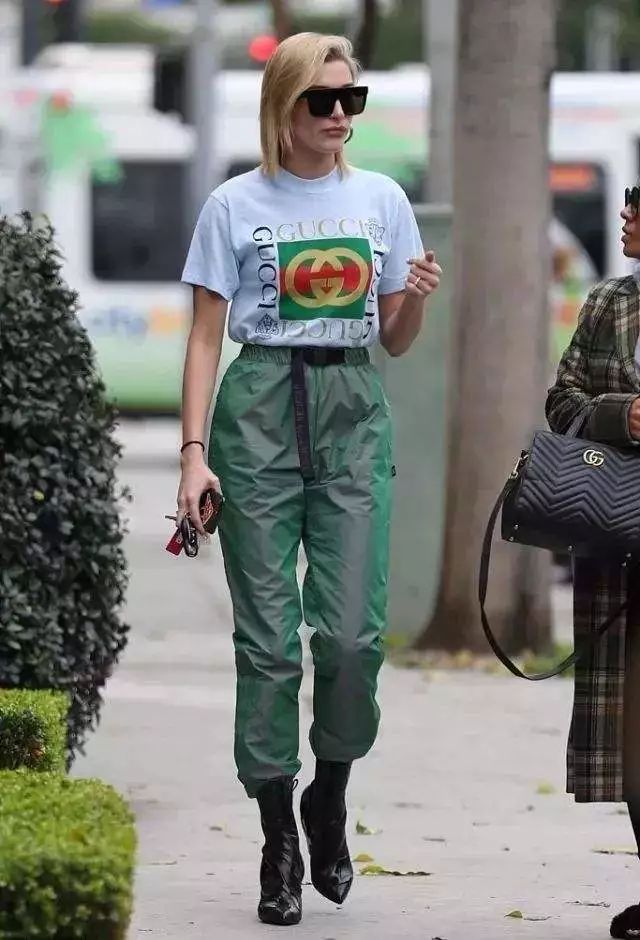 kaia gerber 最近也是蜜汁爱上工装裤.