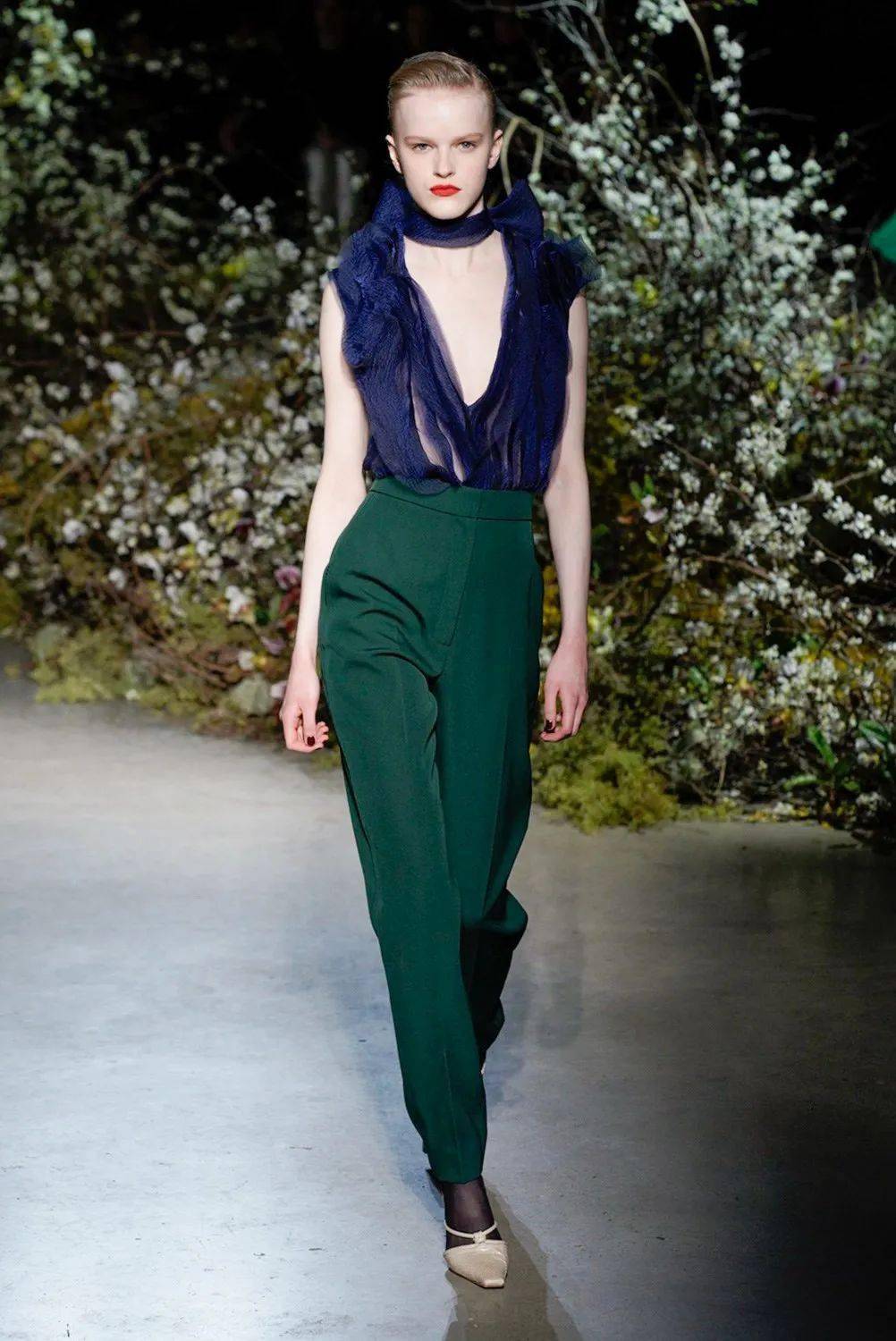 秋天穿"森林绿",气质又显白,早穿早美!